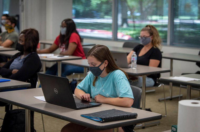 დღეიდან  უმაღლეს სასწავლებლებში მხოლოდ პრაქტიკულ-ლაბორატორიული სამუშაოები განახლდება, სასწავლო პროცესის სხვა კომპონენტები კი დისტანციურად  გაგრძელდება