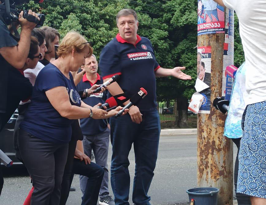 გიგი უგულავას განცხადებით, მის საარჩევნო პლაკატზე ირაკლი ჩიქოვანის პლაკატის გადაკვრასთან დაკავშირებით ადგილობრივ საოლქო საარჩევნო კომისიას საჩივრით მიმართავს