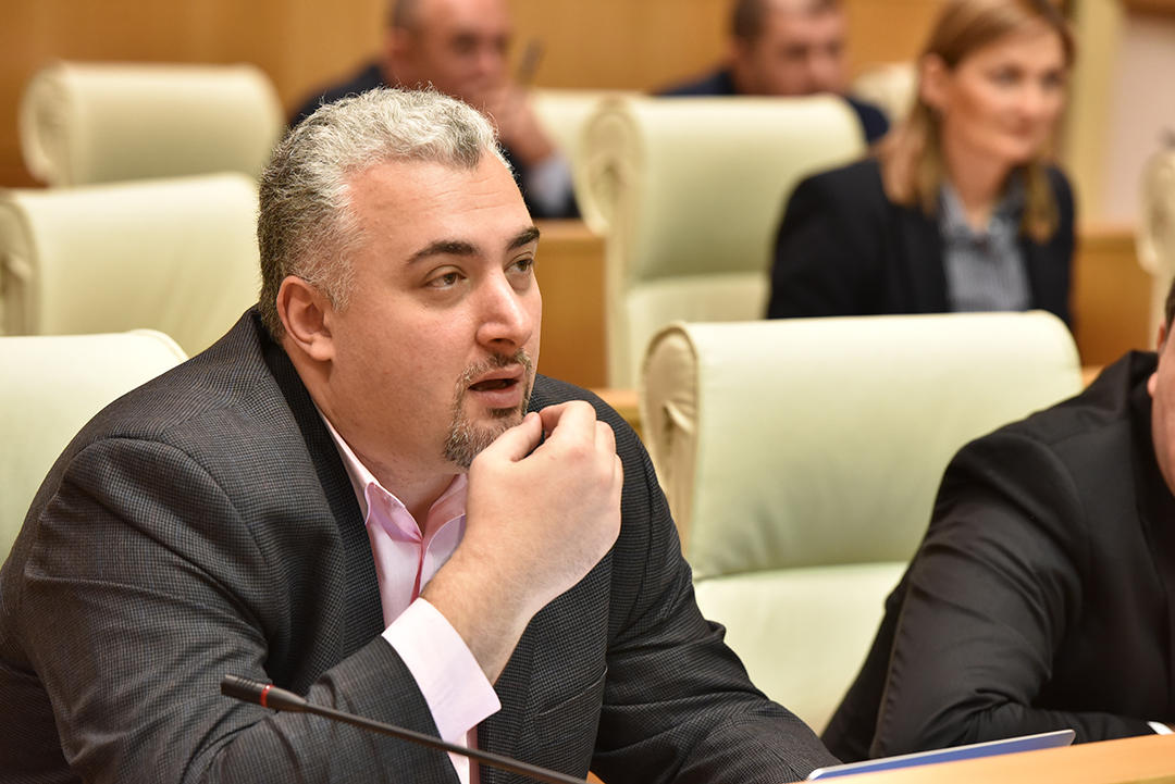 სერგი კაპანაძე - „ქართული ოცნება“ ნაცვლად იმისა, რომ ფულს ზოგავდეს, ფულს ბიუროკრატიას და თავის პარტიულ აქტივს ახმარს