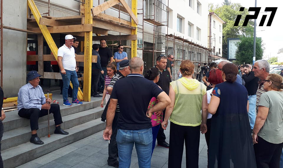ზუგდიდის მერიის შენობასთან აქცია მიმდინარეობს