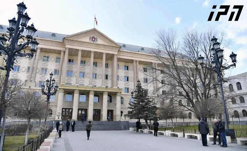 საქალაქო სასამართლოში საოლქო საარჩევნო კომისიების შენობებთან აქციაზე დაკავებული 7 პირის სასამართლო პროცესი მიმდინარეობს