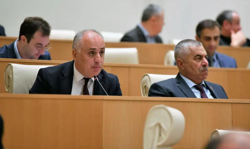 დიმიტრი ხუნდაძე ელისაშვილს - თან ამბობთ, რომ გავლენის ქვეშ არ ხართ და თან აშკარად შემოყოლილი გაქვთ ეს გავლენა, რომ არჩევნები გაყალბდა