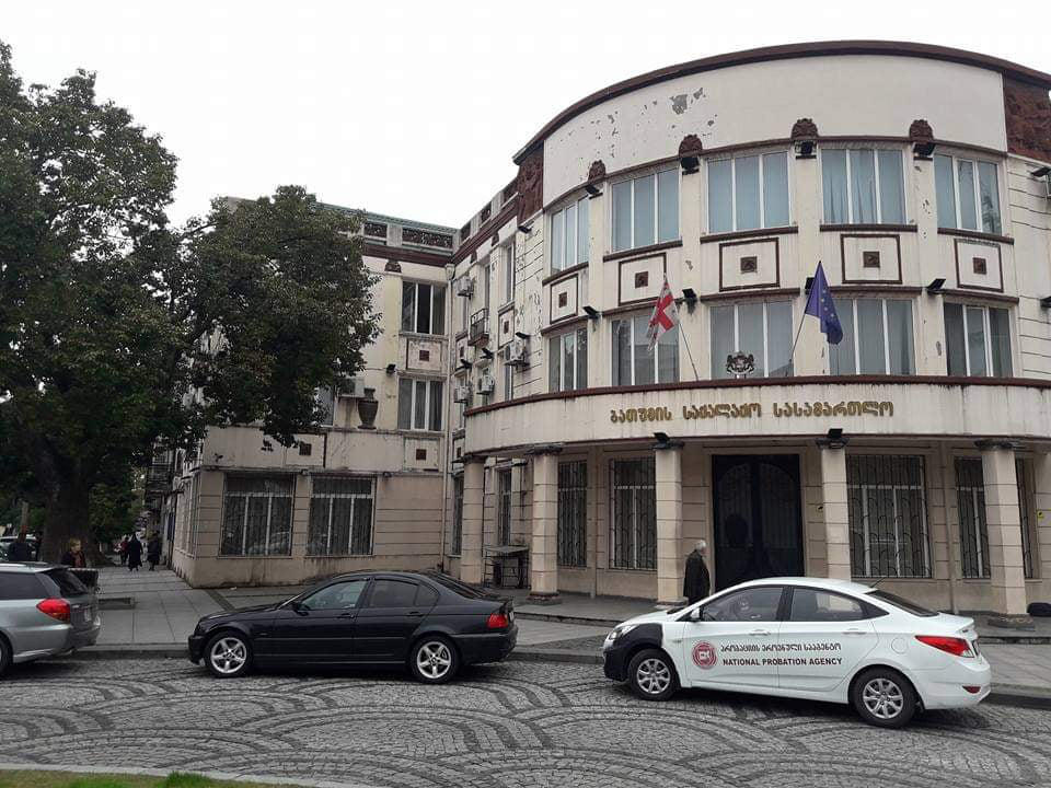 ბათუმში, „სირცხვილიას“ ოფისთან დაკავებულების პროცესი მიმდინარეობს