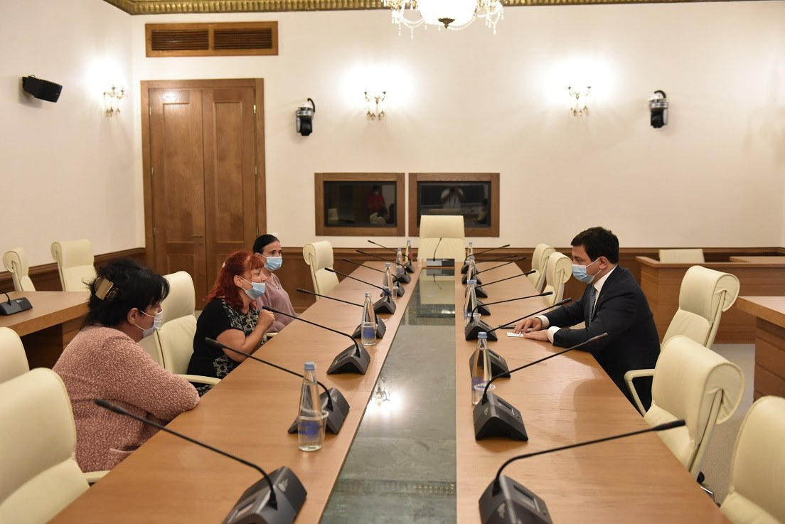 არჩილ თალაკვაძე პარლამენტის წინ მოშიმშილე პატიმრების მშობლებს შეხვდა