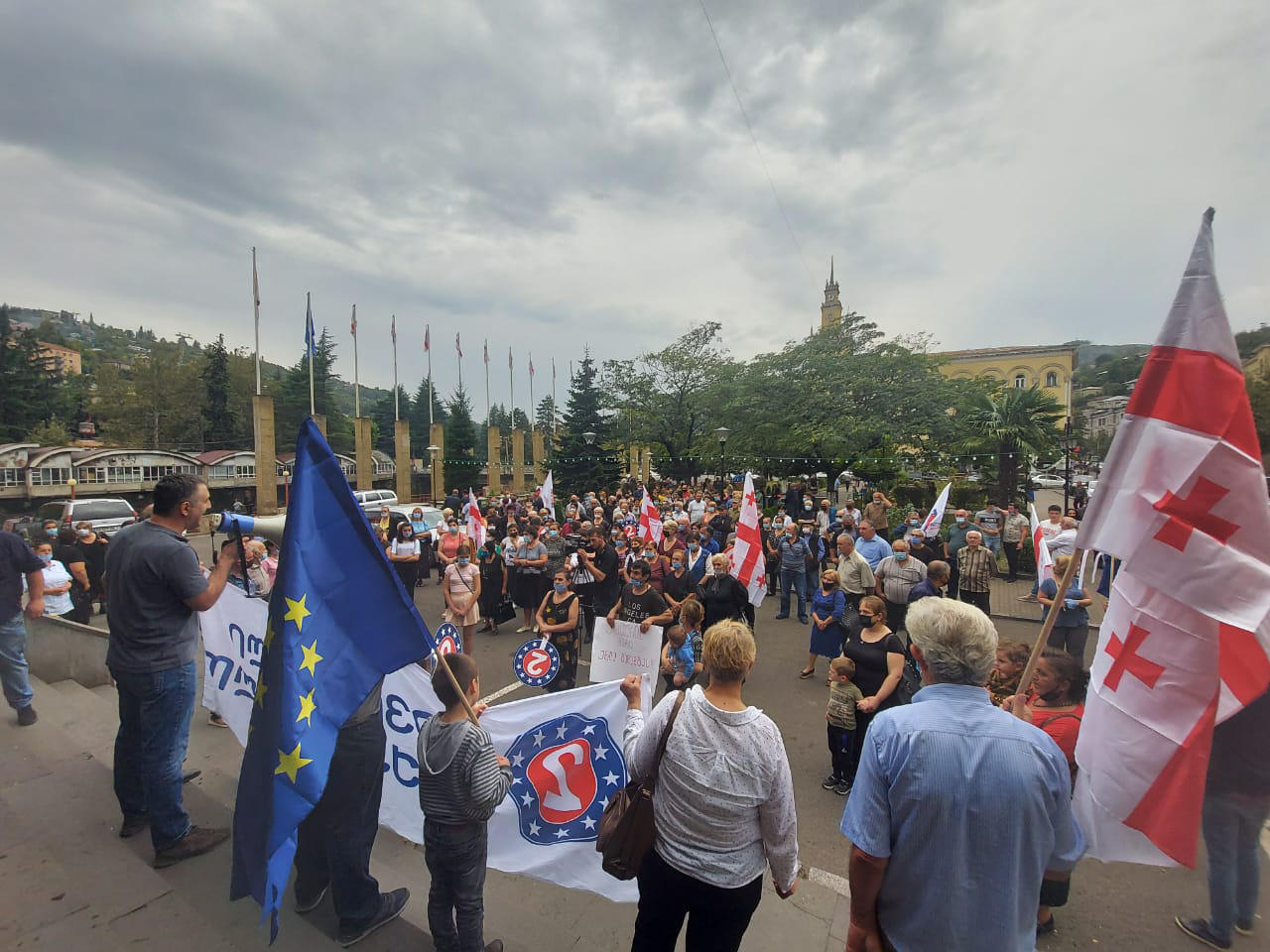 სერგო რატიანი ჭიათურის მერის გადადგომას მოითხოვს