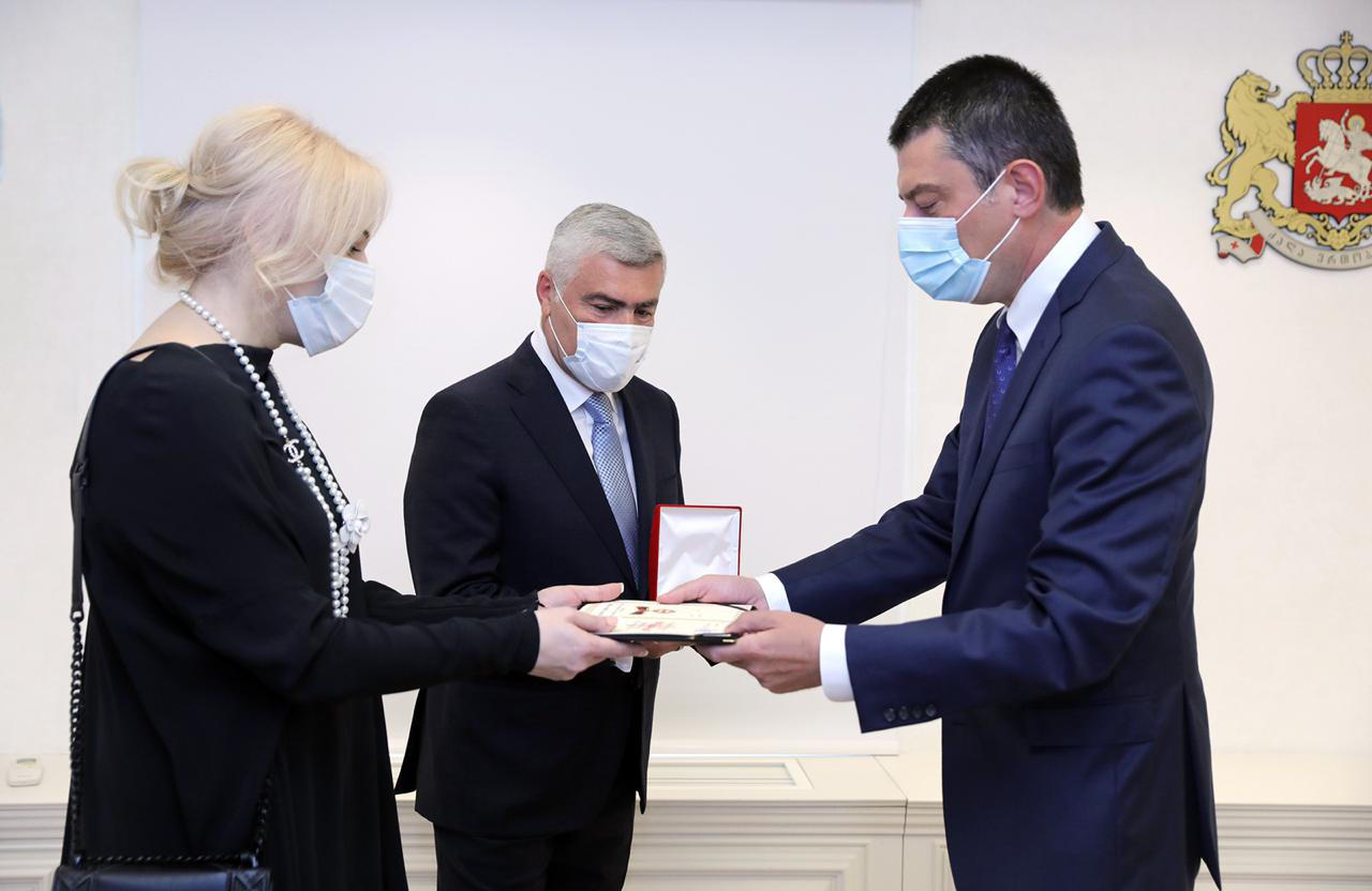 გიორგი გახარიამ აფხაზეთის ომში დაღუპული  გენერალ-მაიორის, გენო ადამიას შვილებს საქართველოს უმაღლესი სახელმწიფო ჯილდო - ეროვნული გმირის ორდენი გადასცა