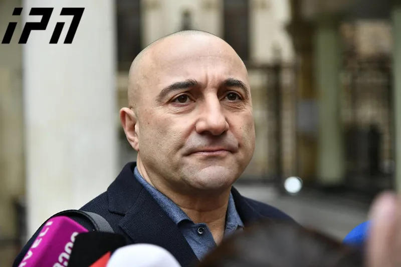 კახა ოქრიაშვილი აცხადებს, რომ „ოცნების“ აქტივისტმა ზურა ოკმელაშვილმა ცეცხლსასროლი იარაღით გუშინ 3 პირი დაჭრა