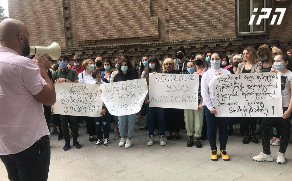 განათლების სამინისტროსთან მე-10 სკოლის მოსწავლეებმა, მშობლებმა და მასწავლებლებმა ყოფილი დირექტორის თანამდებობაზე აღდგენის მოთხოვნით საპროტესტო აქცია გამართეს
