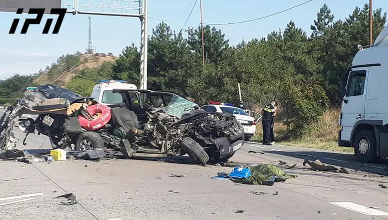 На автобане близ Гори в результате столкновения трайлера и джипа погибли два человека