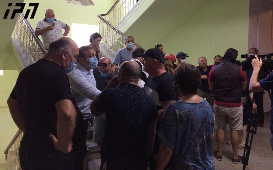 ქობულეთის მერიაში საოჯახო სასტუმროების მეპატრონეები სესხების გადავადებას ითხოვდნენ, რასაც ხმაური მოჰყვა