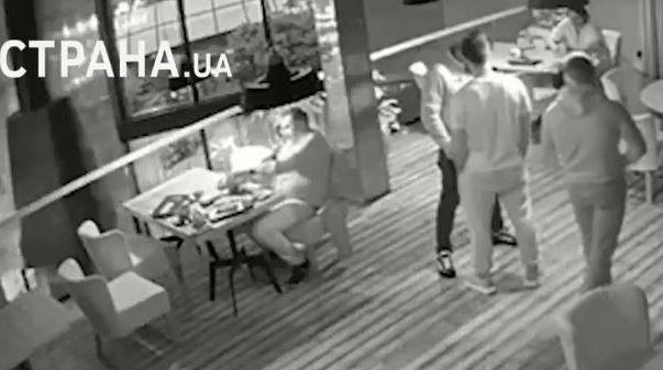 „სტრანა“ - მიხეილ სააკაშვილს რესტორანში თავს დაესხნენ