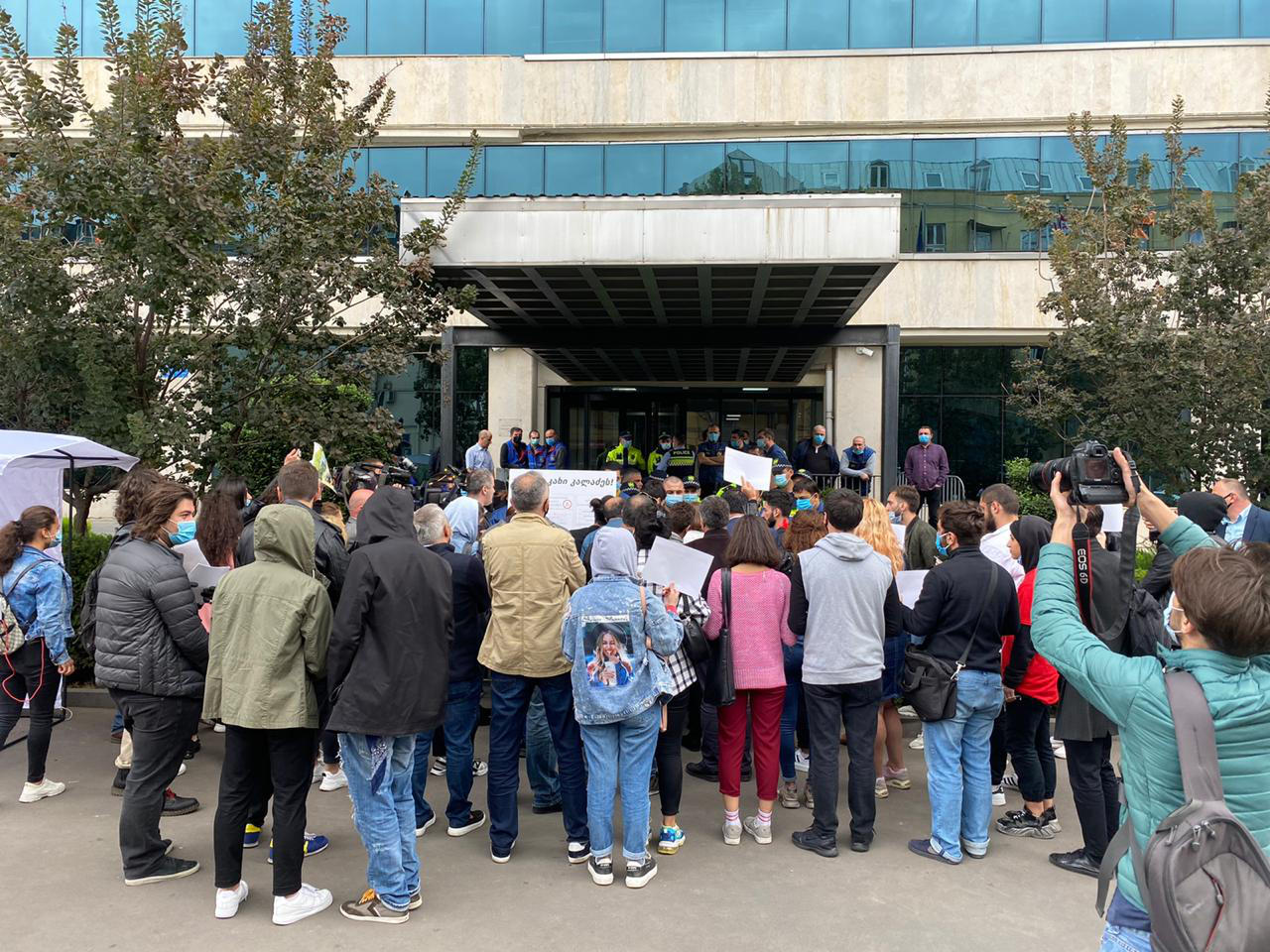 თბილისის მერიასთან ჯარიმების გასაპროტესტებლად მისული „სტრატეგია აღმაშენებელი“ ისევ დაჯარიმდა