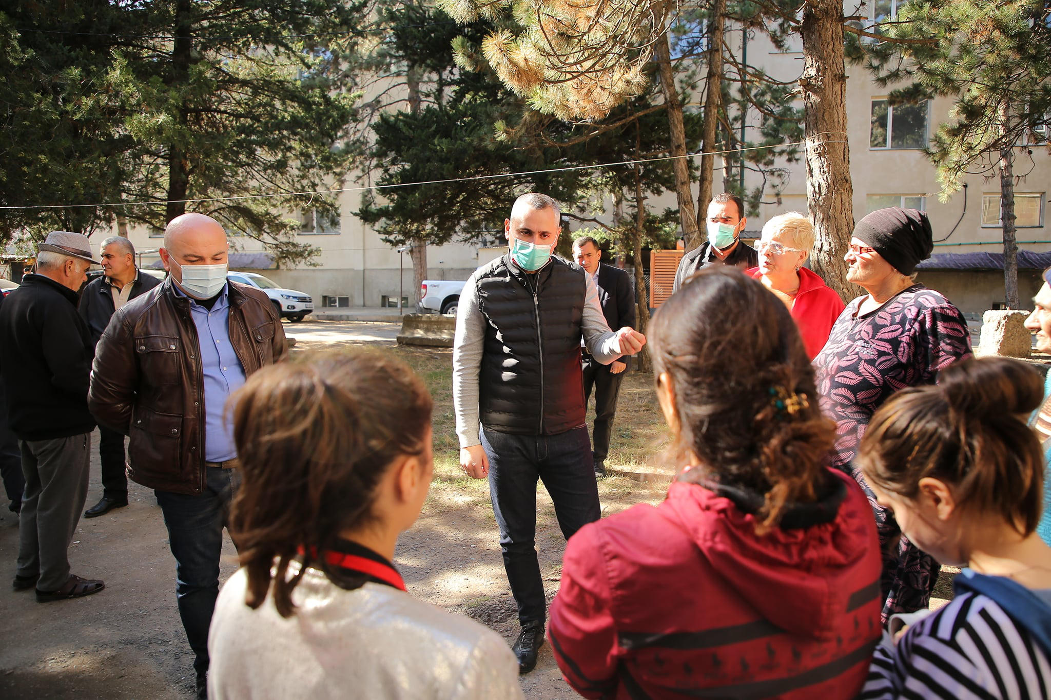 ბესარიონ სიმონიშვილი ხაშურში მცხოვრებ დევნილ ოჯახებს შეხვდა