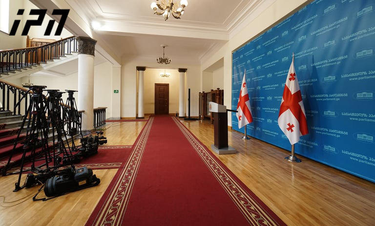 პარლამენტის ფორმირებისთვის ე.წ. ჩამკეტი მექანიზმი მოქმედებს, რათა 40%-ზე ნაკლები მხარდაჭერის მქონე პარტიამ ან ბლოკმა უმრავლესობის მოპოვება და მთავრობის დამოუკიდებლად ფორმირება ვერ შეძლოს