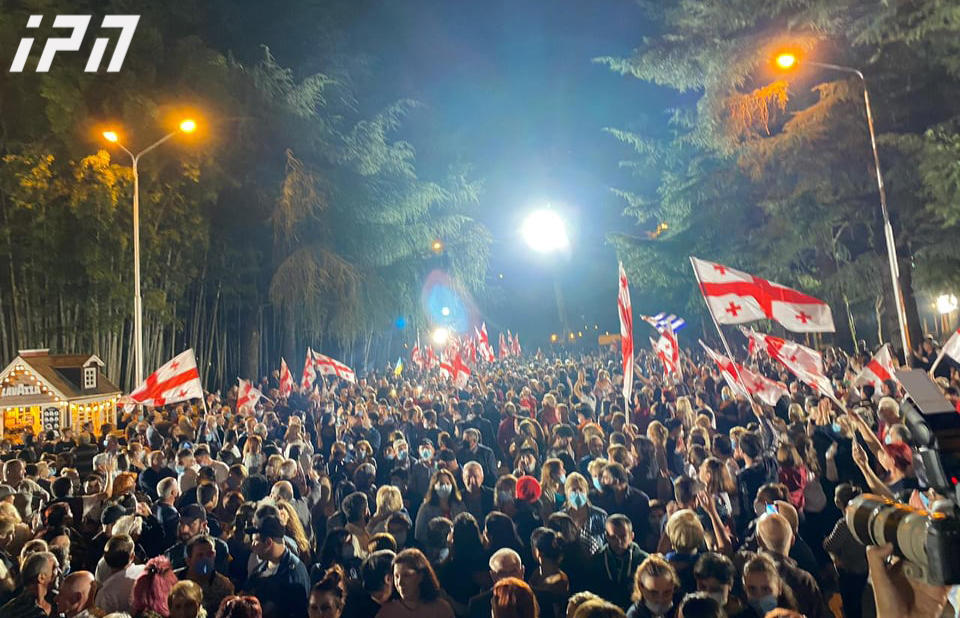 ბათუმში „ნაციონალური მოძრაობის" მხარდამჭერების მსვლელობა და აქცია იმართება