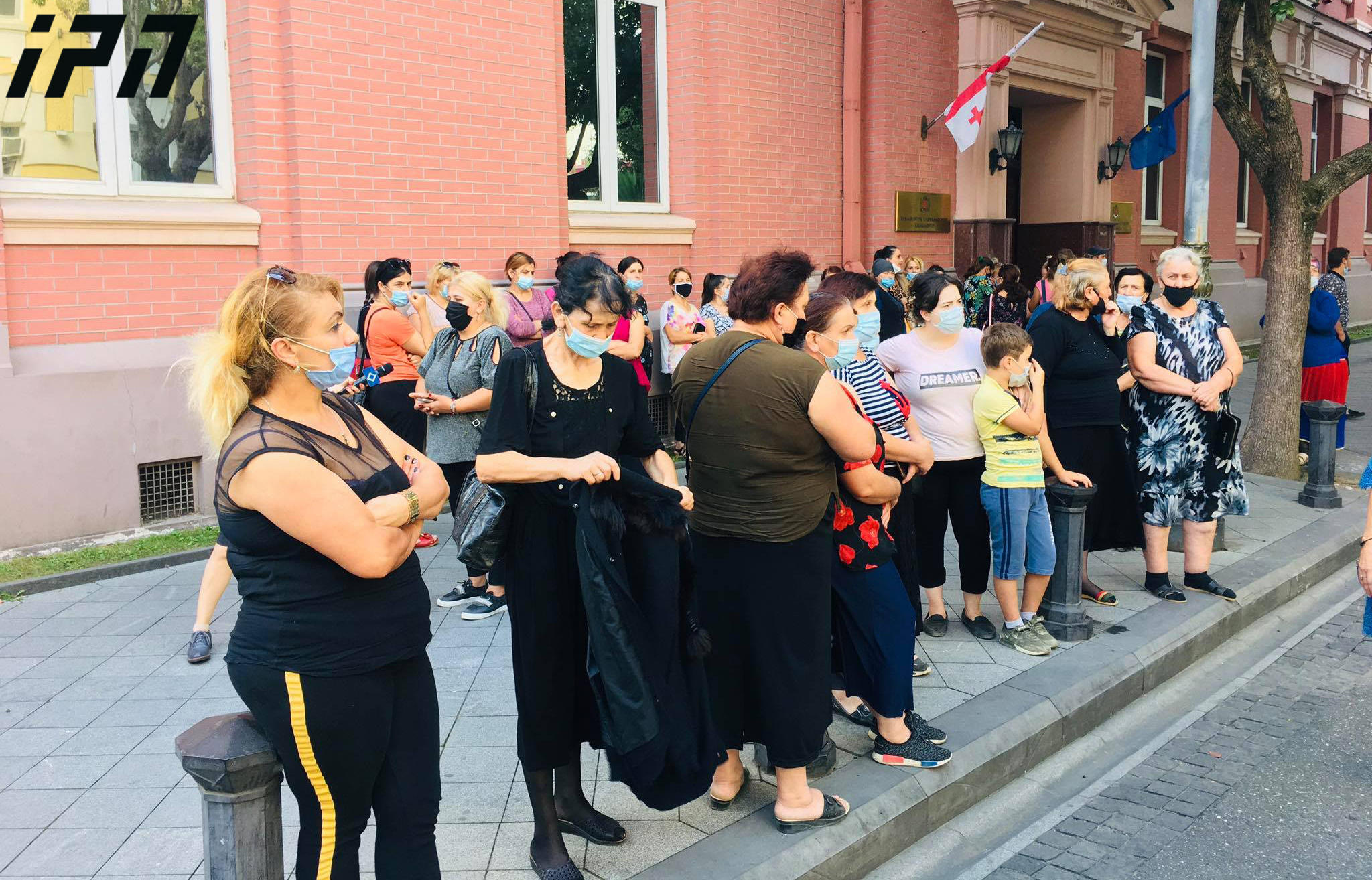 აჭარის მთავრობის სახლთან ე.წ. ოცნების ქალაქის მცხოვრებლები საპროტესტო აქციას მართავენ