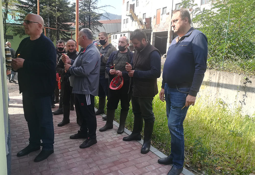 ტყიბულის წმინდა გიორგის სახელობის ეკლესიის მღვდელმსახურებმა მეშახტეები დალოცეს
