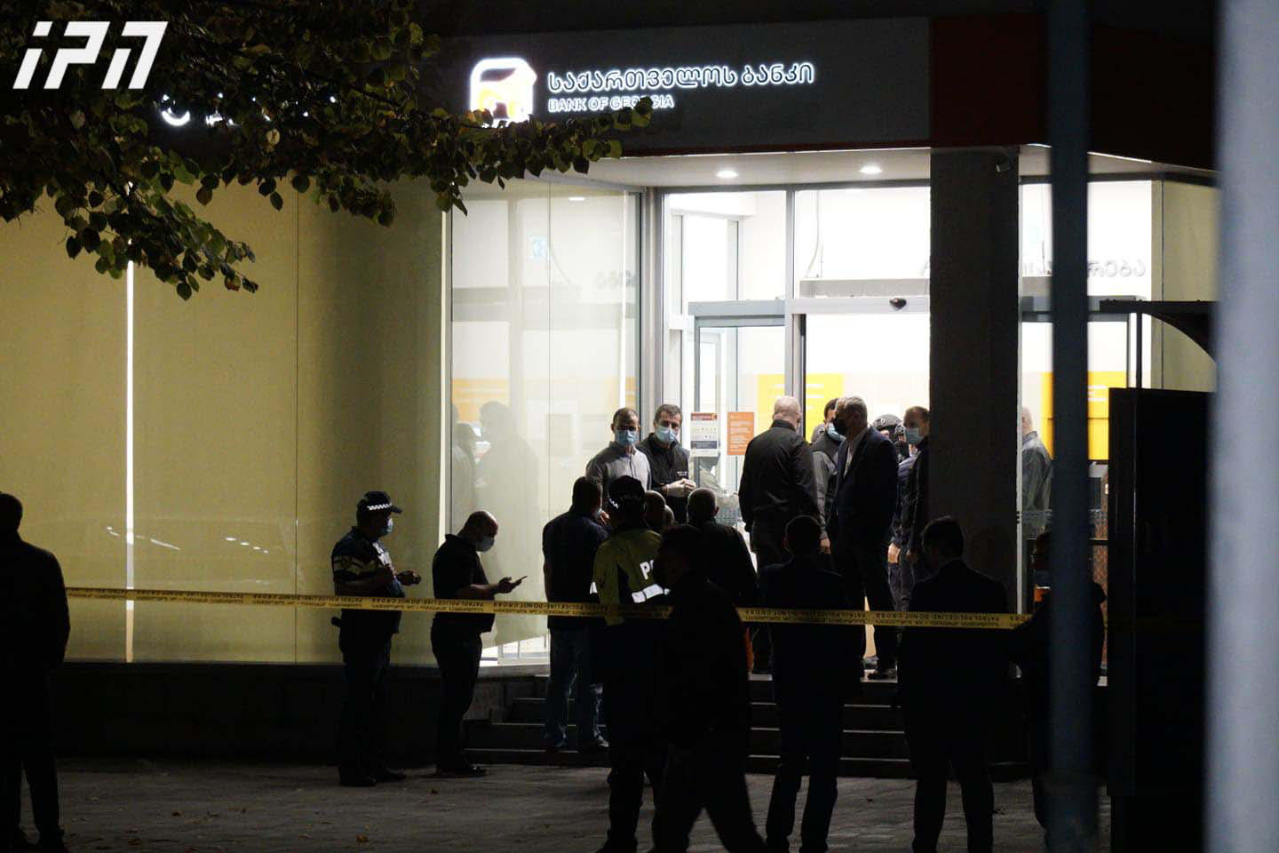 ირაკლი კვარაცხელია - სამი კაცის გარდა ყველანი გამოგვიშვეს, პოლიციის წარმომადგენელმა ფული მოიტანა და მძარცველთან ერთად დატოვებენ შენობას