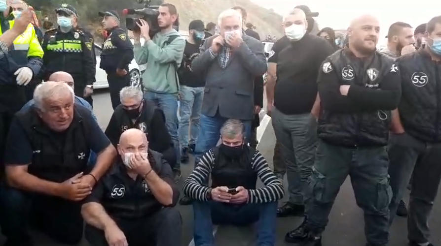 სანდრო ბრეგაძე აცხადებს, რომ რუსთავის გზატკეცილზე „ქართული მარშის“ წევრებს „ნაცმოძრაობის“ წარმომადგენლებმა შეურაცხყოფა მიაყენეს