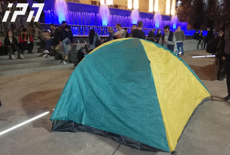 Участники акции установили палатки перед зданием парламента