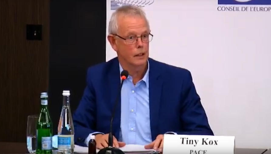 Tiny Kox: In your country, a lot of money is spent during the election campaign - but the country is poor, it poses a threat!