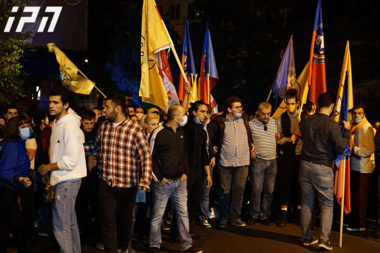 აქციის მონაწილეებმა ბიძინა ივანიშვილის რეზიდენციასთან გადაინაცვლეს