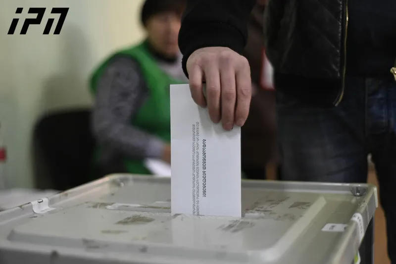 გამოკითხვის შედეგებით, თბილისის მერის არჩევნებში 40% ხმას კახა კალაძეს, 17% ნიკა მელიას, 13% კი გიორგი გახარიას მისცემდა