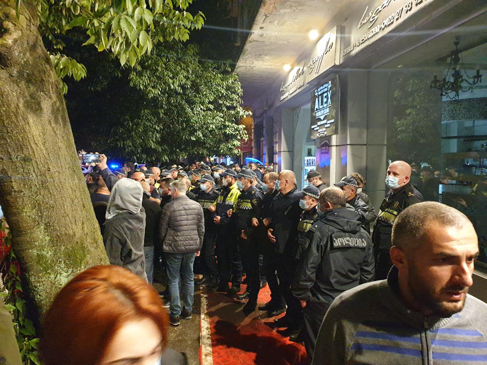 ბათუმში აქციის მონაწილეებმა საოლქო საარჩევნო კომისიის შენობას კვერცხები დაუშინეს