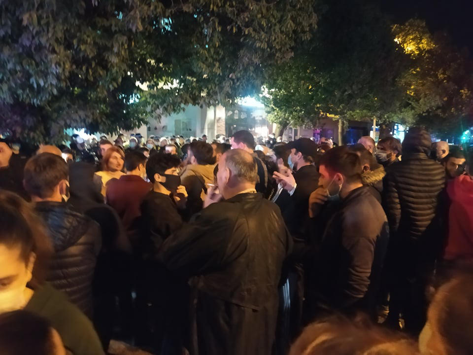 ბათუმში საოლქო საარჩევნო კომისიასთან ოპოზიციის წევრებსა და პოლიციას შორის დაპირისპირებაა