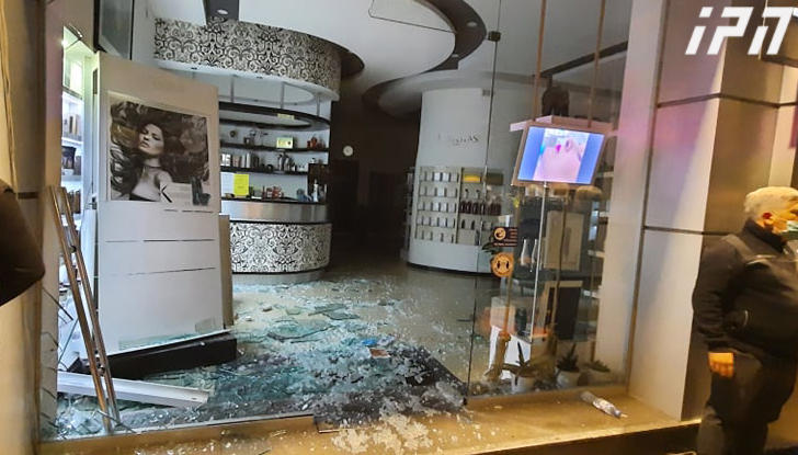 ბათუმის საოლქო კომისიასთან დაპირისპირების დროს ერთ-ერთი შენობის მინა ჩამოვარდა-არსებული ინფორმაციით, დაშავდა ერთი ადამიანი