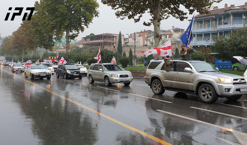 „ნაციონალური მოძრაობის” აქტივისტები ავტოკოლონებით შინაგან საქმეთა სამინისტროსკენ მიემართებიან
