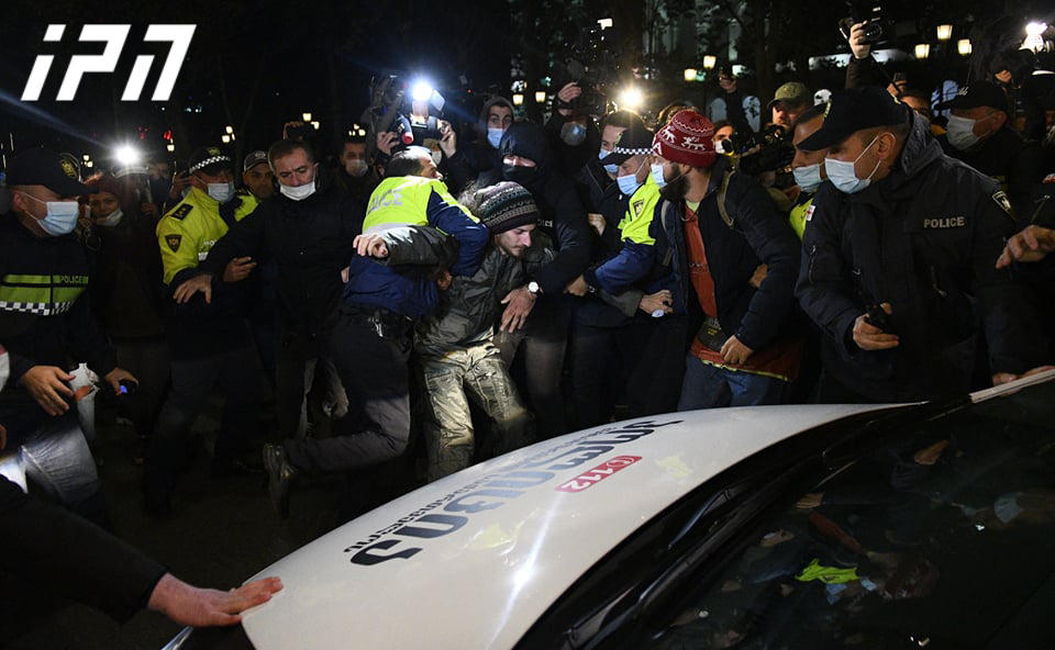 Полиция начала задерживать участников акции, находящихся у парламента