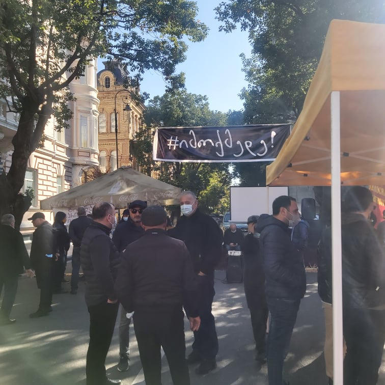 აჭარის მთავრობის სახლთან მყოფი ოპოზიციური პარტიების წარმომადგენლები აცხადებენ, რომ 22:00 საათის შემდეგ გადაადგილებაზე დაწესებულ შეზღუდვას არ დაემორჩილებიან