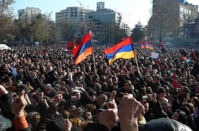 ერევანში მასშტაბური საპროტესტო აქცია მიმდინარეობს, შეკრებილები სკანდირებენ: „ნიკოლ მოღალატე!“