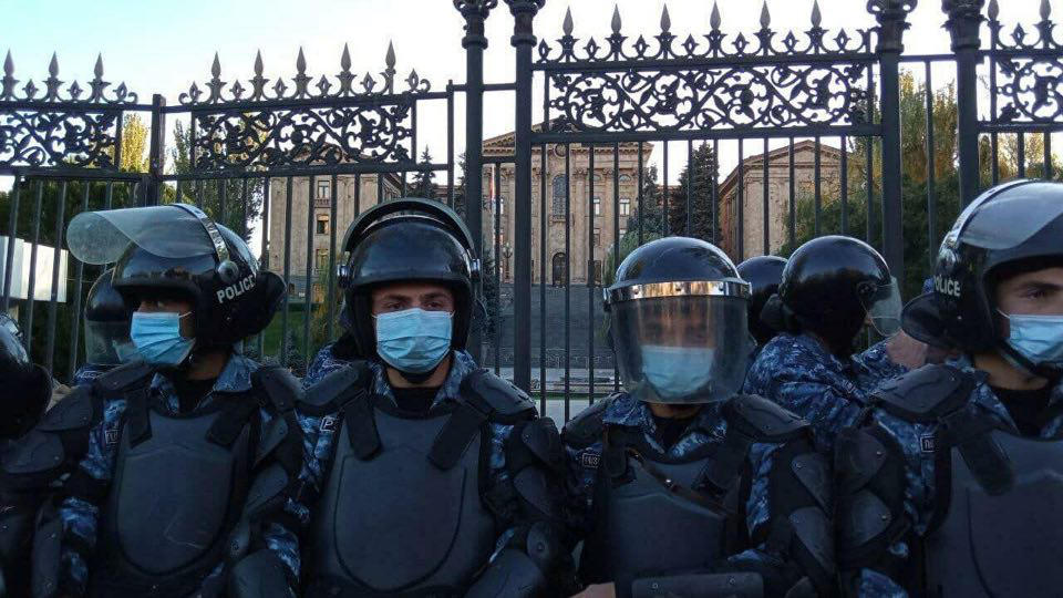 სომხეთის პოლიციამ ერევანში პარლამენტთან შეკრებილებს დასაშლელად ხუთი წუთი მისცა