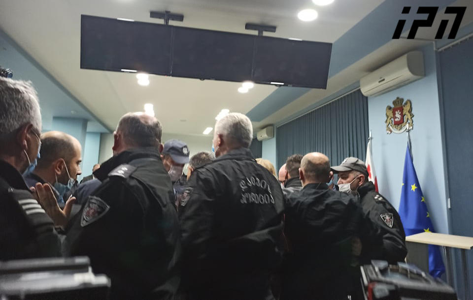 ცესკოში სხდომა ხმაურის ფონზე მიმდინარეობს