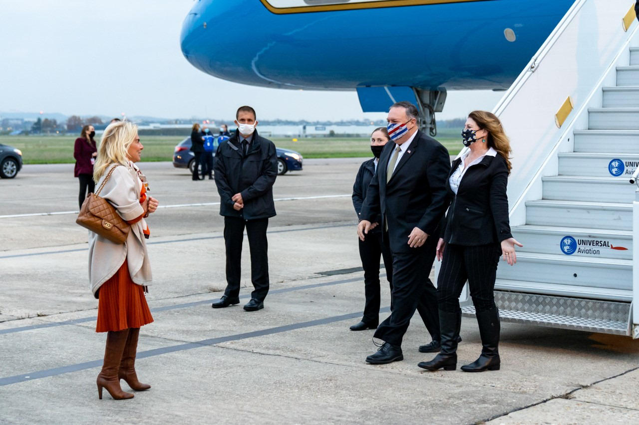 Mike Pompeo arrives in France