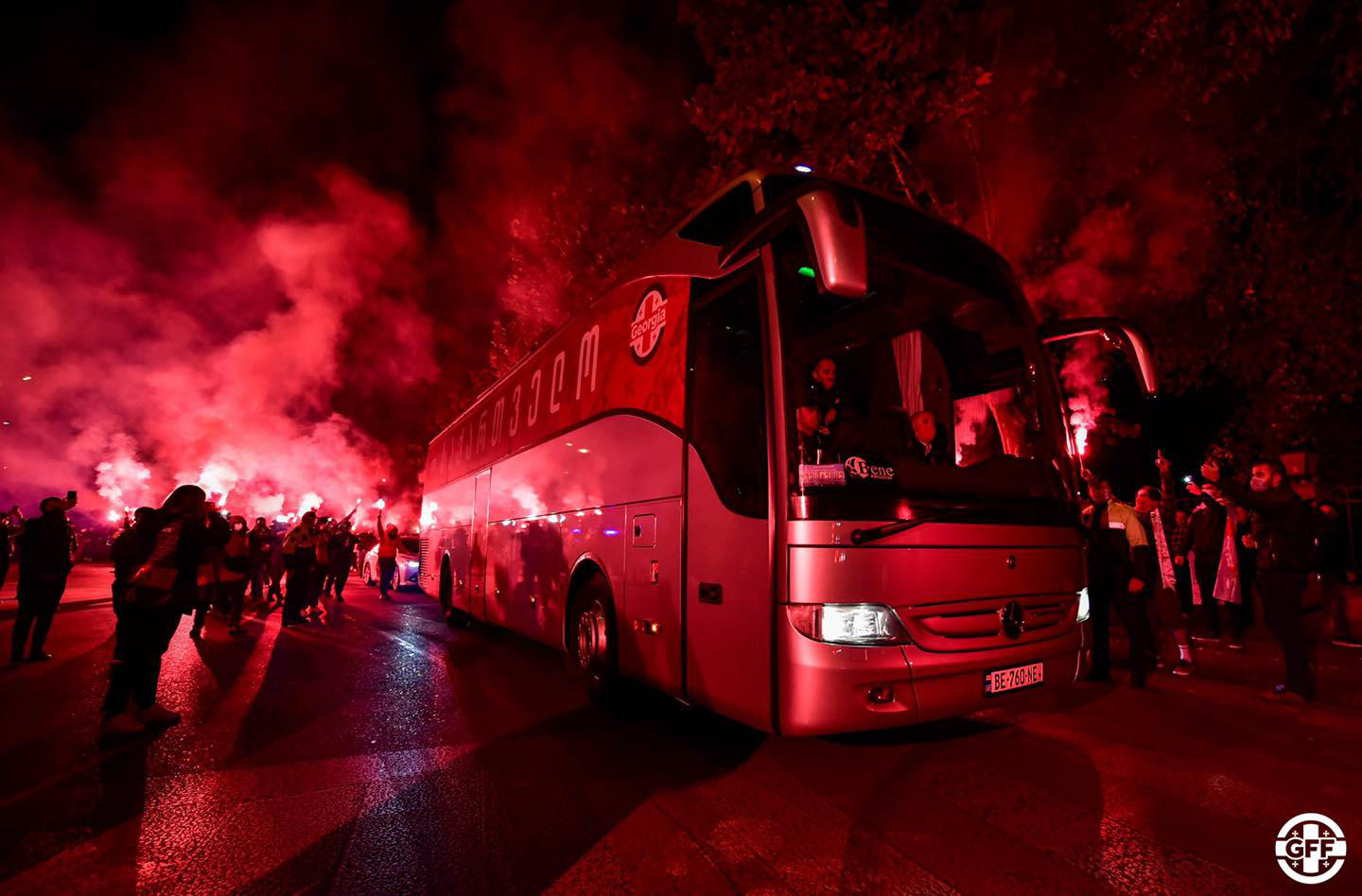 საქართველოს ეროვნულ ნაკრებს სტადიონთან გულშემატკივრები დახვდნენ