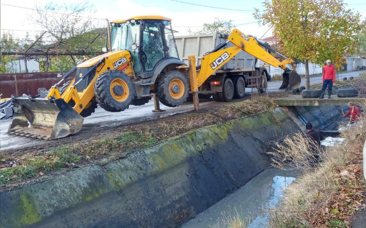სკრა-ქარელის სარწყავი სისტემის მაგისტრალური არხი იწმინდება