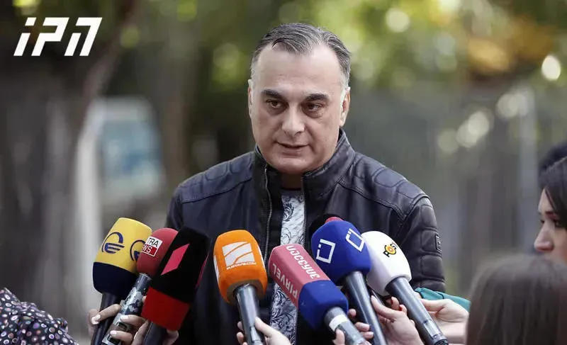 ზაალ უდუმაშვილი - პოლიტსაბჭომ ერთხმად მიიღო გადაწყვეტილება, რომ თუ არ იქნება დაკმაყოფილებული მოთხოვნა ახალი არჩევნების ჩატარების შესახებ, „ნაცმოძრაობა“ უარს ამბობს საპარლამენტო მანდატებზე