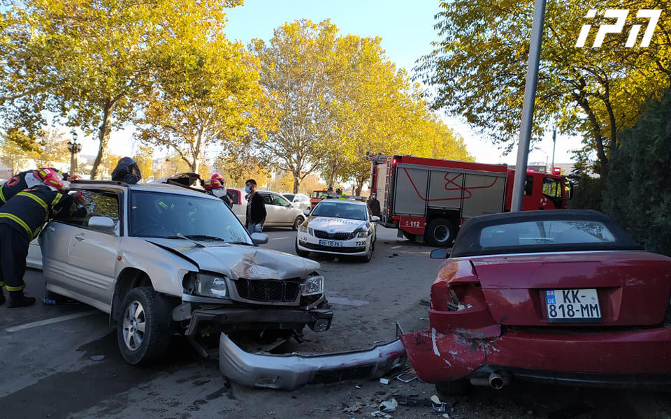 მტკვრის მარჯვენა სანაპიროზე, 4 ავტომობილის შეჯახების შედეგად, 2 ადამიანი დაშავდა