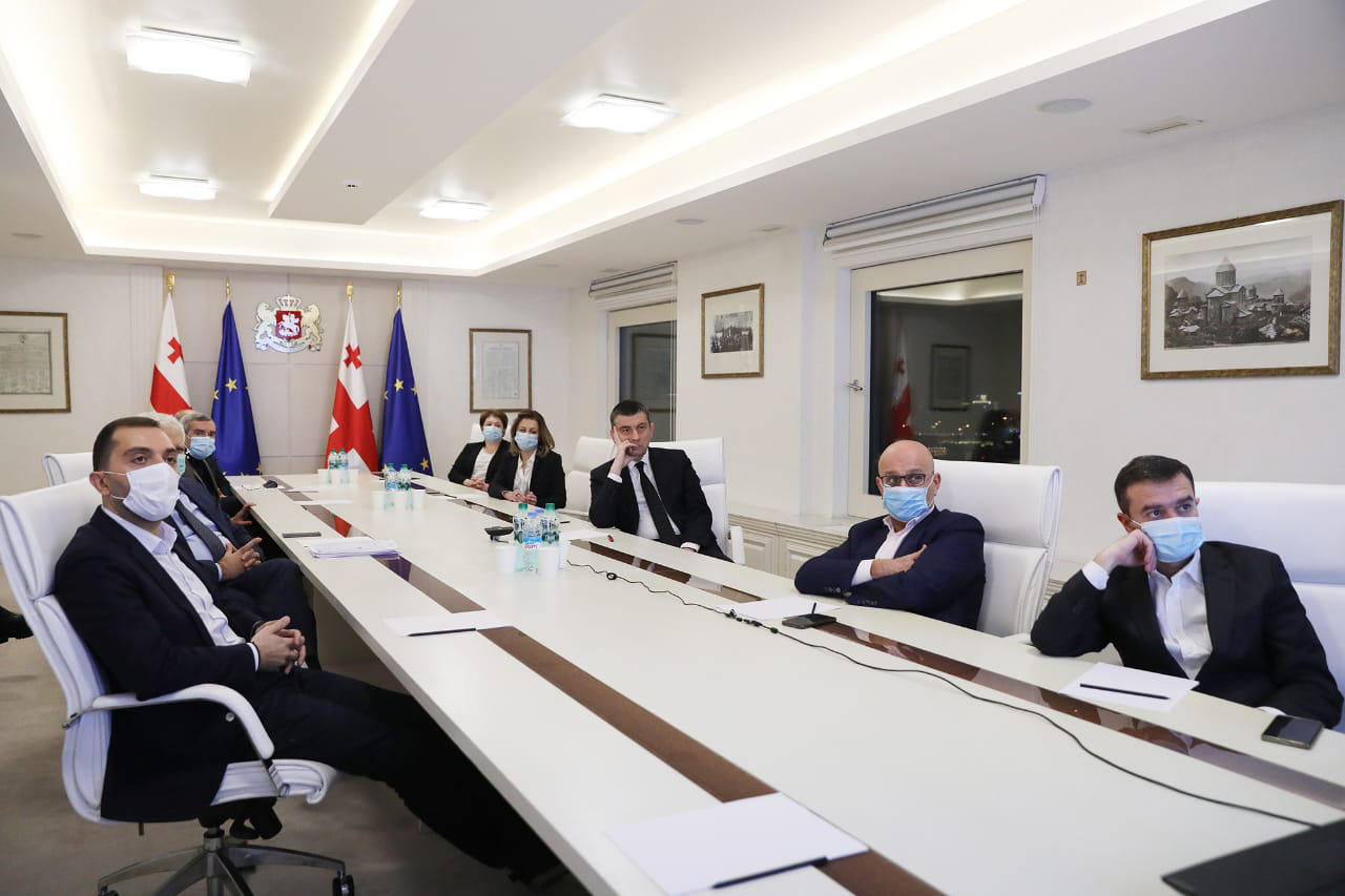 გიორგი გახარიამ წერტილოვანი შეზღუდვების გამკაცრებისა და გაფართოების საკითხი ჯანდაცვის სფეროს ექსპერტებთან განიხილა