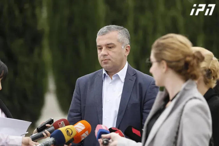 По заявлению Давида Бакрадзе, в день, когда соберется парламент, оппозиционные лидеры подпишут 3 важных документа, в том числе о снятии партийных списков