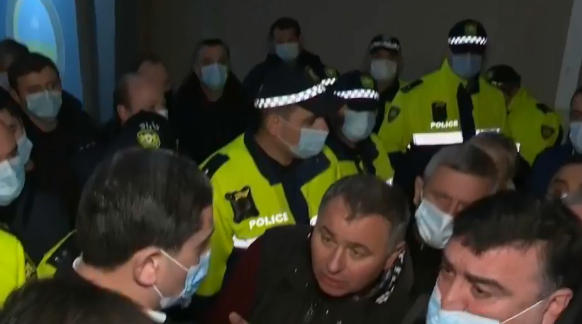 „რეფორმერი ფიტნესის“ მიმდებარე ტერიტორიაზე ხმაურია - შენობაში სამართალდამცველები იმყოფებიან