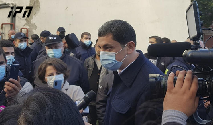 პოლიციამ აჭარის მთავრობის სახლთან მიმდინარე აქციაზე სამი პირი დააკავა