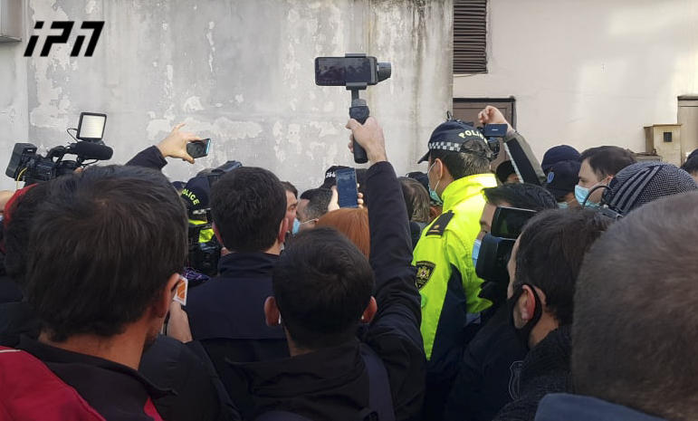 აჭარის მთავრობის სახლთან ოპოზიციის წევრებსა და სამართალდამცავებს შორის ფიზიკური დაპირისპირებაა