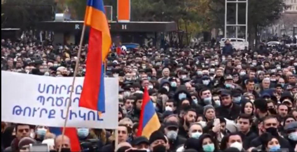 ერევანში 16 ოპოზიციური პარტიის მიტინგი დაიწყო - აქციის მონაწილეები ნიკოლ ფაშინიანის თანამდებობიდან გადადგომას ითხოვენ