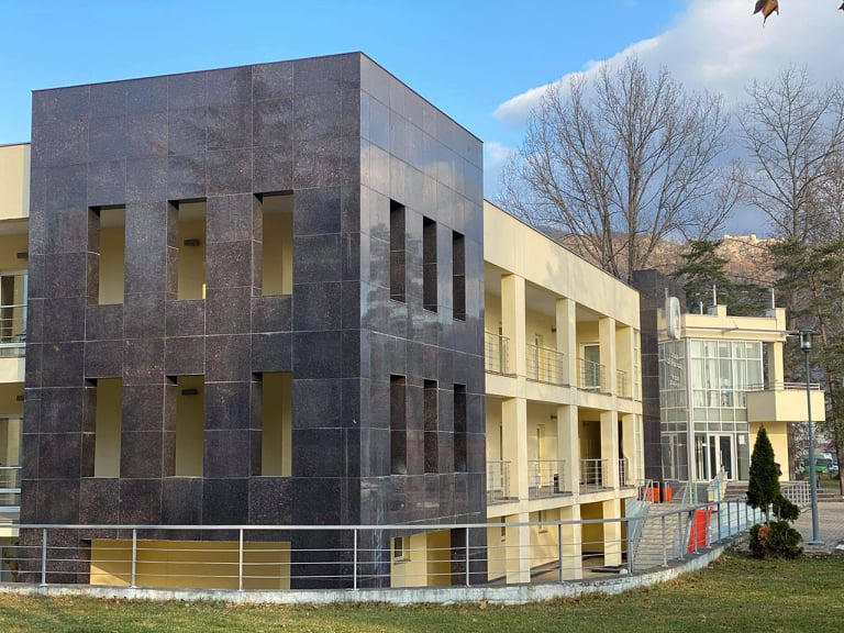 საჩხერის სასწრაფო-სამედიცინო დახმარების ცენტრის თანამშრომლები კორონავირუსით დაინფიცირდნენ