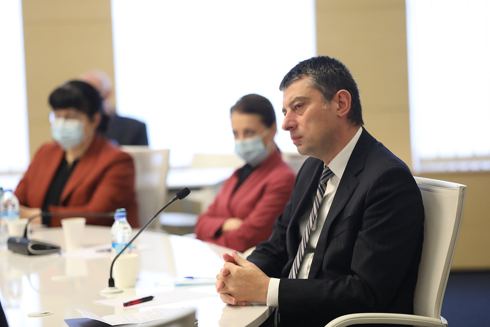 პრემიერმა Covid-19-ის მართვაში ჩართული კლინიკების ხელმძღვანელებთან კლინიკური სასტუმროების უფრო ეფექტურად გამოყენების ნაწილში თერაპიული ელემენტების გაძლიერებასა და რეანიმაციული საწოლფონდის რესურსების მობილიზებაზე იმსჯელა