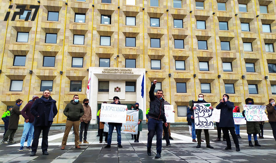 მთავრობის ადმინისტრაციასთან სლოგანებით  „გაუფრთხილდით ბუნებას", „მწვანე ავტობუსი არ ნიშნავს მწვანე პოლიტიკას", „არა დამანგრეველ ჰესებს" აქცია იმართება